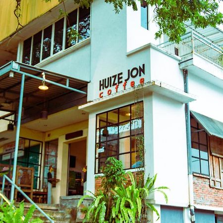 Huize Jon Hostel Malang Zewnętrze zdjęcie