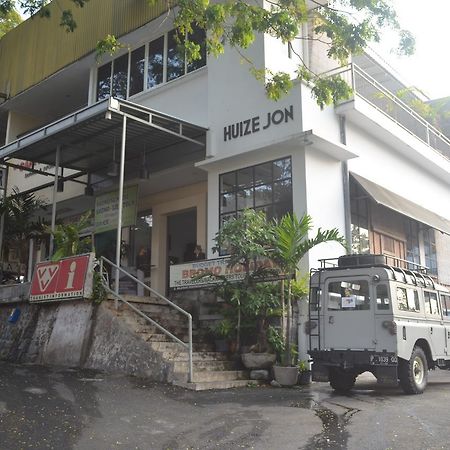 Huize Jon Hostel Malang Zewnętrze zdjęcie