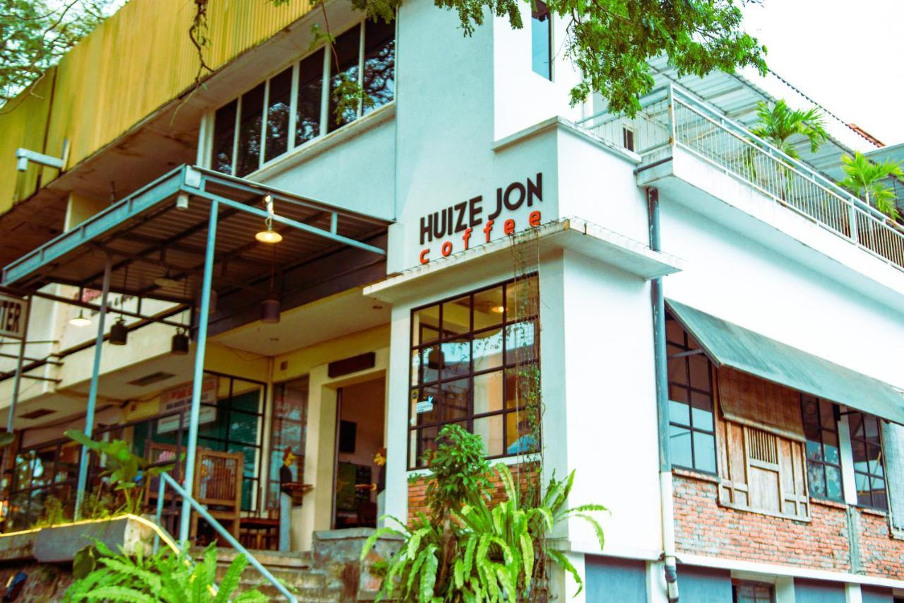 Huize Jon Hostel Malang Zewnętrze zdjęcie